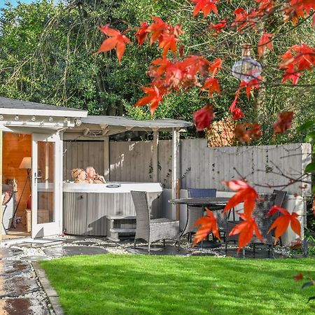 A Superb Bijou Retreat With Jacuzzi Near An Excellent Village Pub Йелвертон Экстерьер фото