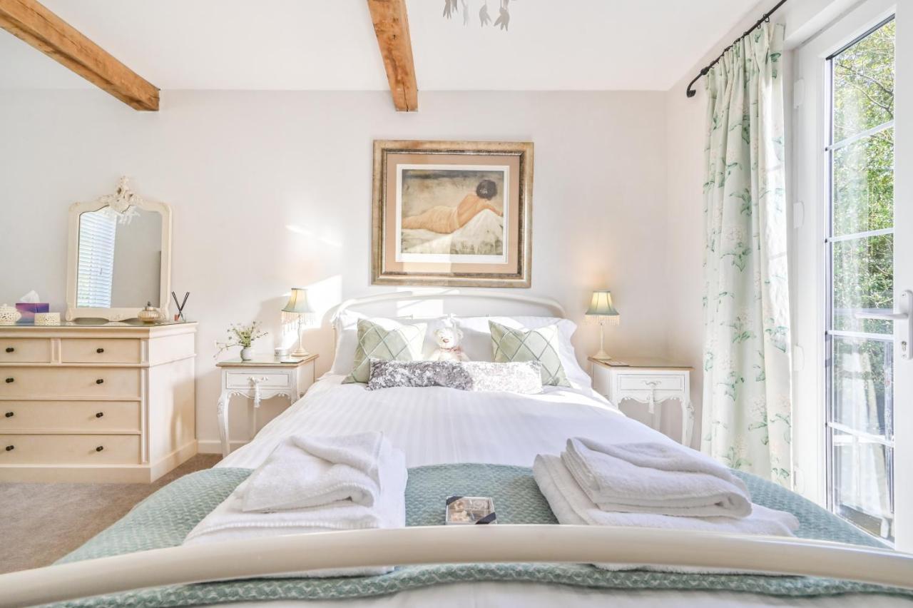 A Superb Bijou Retreat With Jacuzzi Near An Excellent Village Pub Йелвертон Экстерьер фото