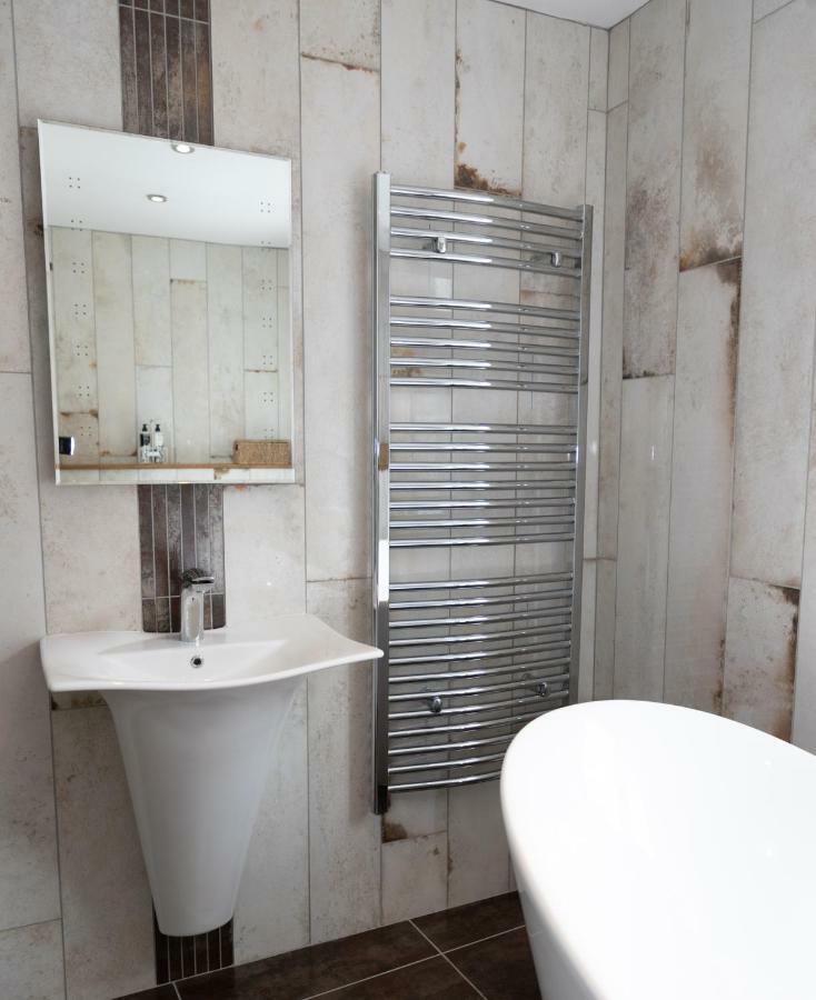 A Superb Bijou Retreat With Jacuzzi Near An Excellent Village Pub Йелвертон Экстерьер фото